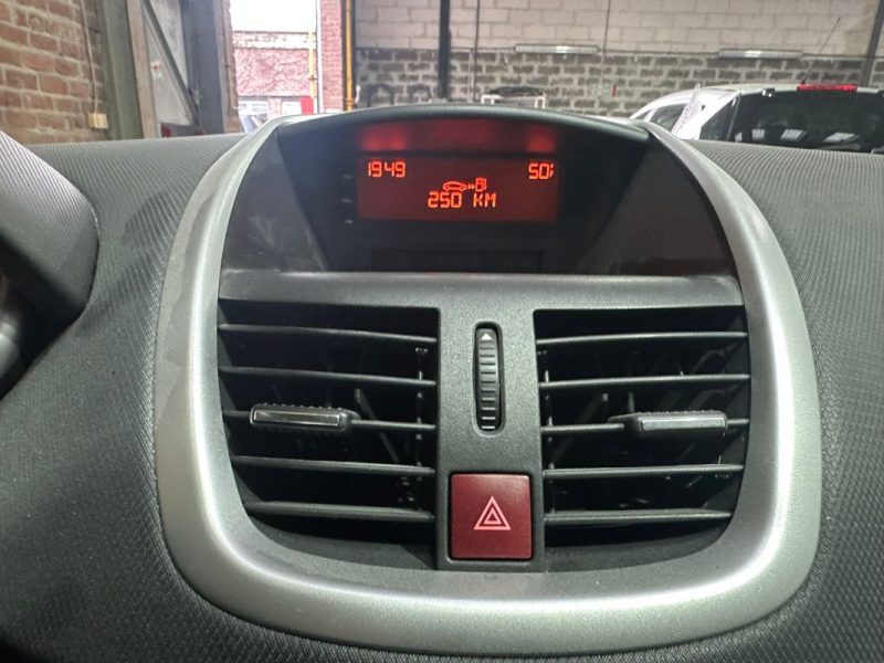 PEUGEOT  207 1.4 essence 75cv 