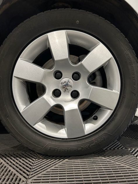 PEUGEOT 5008 1.6 HDI 110CH 