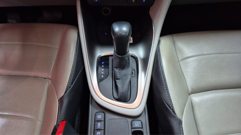 TOYOTA YARIS 4 BERLINE 116cv HYBRIDE ICONIQ + TOIT PANORAMIQUE/1 ERE MAIN/TVA RECUPERABLE