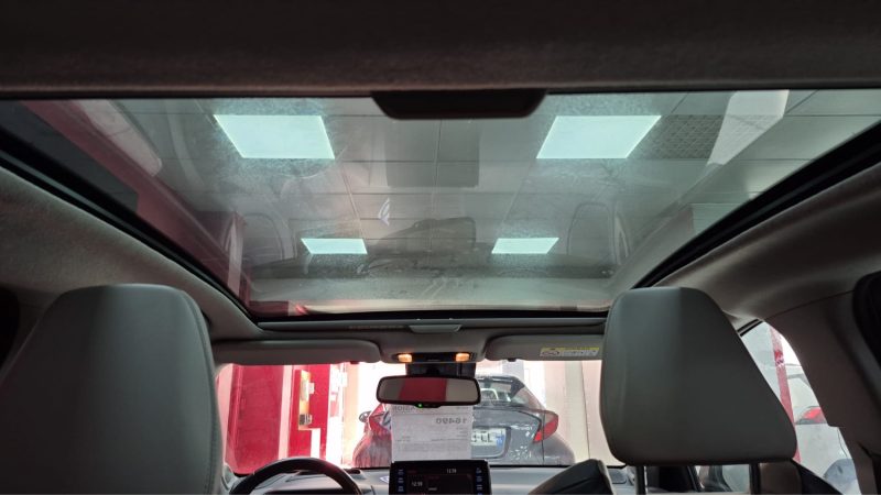 TOYOTA YARIS 4 BERLINE 116cv HYBRIDE ICONIQ + TOIT PANORAMIQUE/1 ERE MAIN/TVA RECUPERABLE