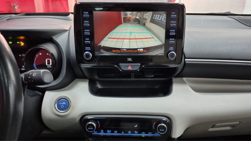 TOYOTA YARIS 4 BERLINE 116cv HYBRIDE ICONIQ + TOIT PANORAMIQUE/1 ERE MAIN/TVA RECUPERABLE