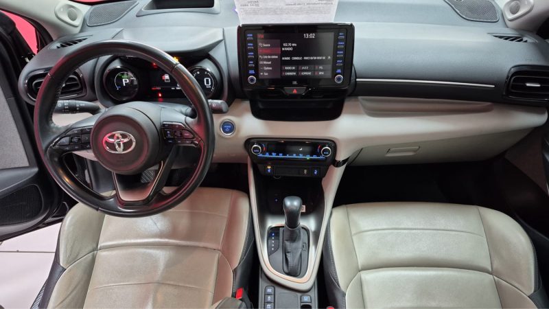 TOYOTA YARIS 4 BERLINE 116cv HYBRIDE ICONIQ + TOIT PANORAMIQUE/1 ERE MAIN/TVA RECUPERABLE