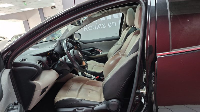 TOYOTA YARIS 4 BERLINE 116cv HYBRIDE ICONIQ + TOIT PANORAMIQUE/1 ERE MAIN/TVA RECUPERABLE