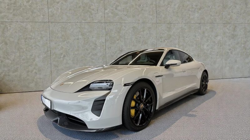 PORSCHE TAYCAN TURBO  S 