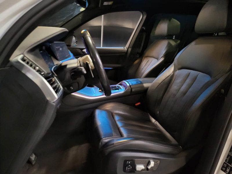 BMW X5 X-DRIVE M50D 400Cv TOIT OUVRANT / ATTELAGE / 360° / TÊTE HAUTE