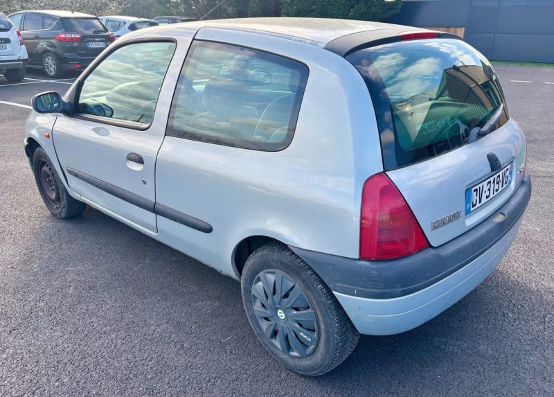 RENAULT CLIO 2 1.6i 1999 FINITION SI vente marchand ou pro