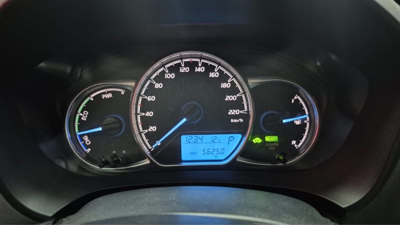 TOYOTA YARIS HYBRIDE 100cv FRANCE BUSINESS/1 ERE MAIN