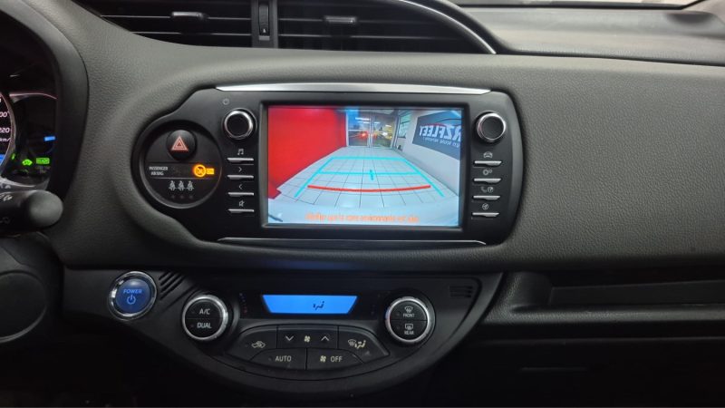 TOYOTA YARIS HYBRIDE 100cv FRANCE BUSINESS/1 ERE MAIN