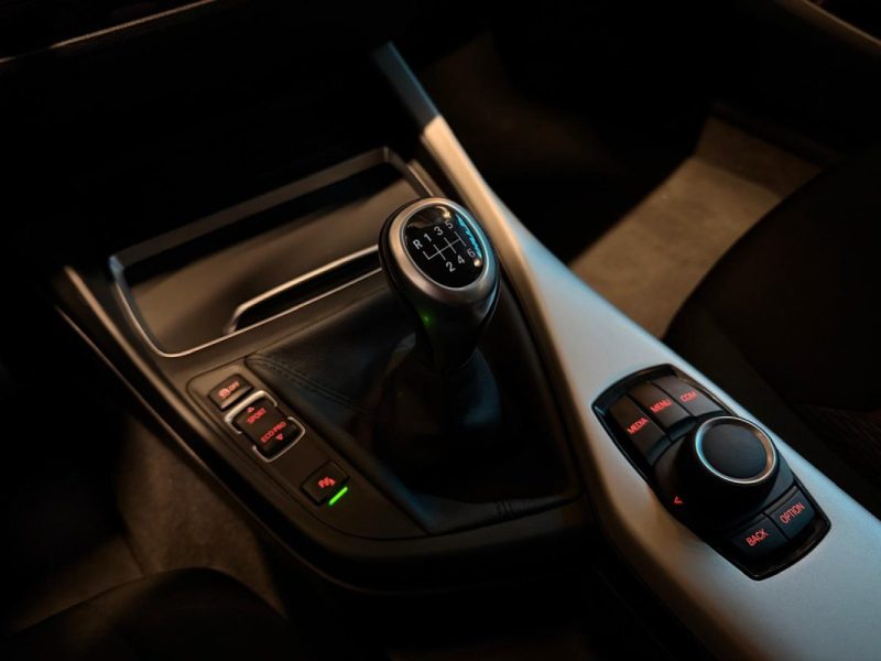 BMW SERIE 1 118I URBANCHIC 136 Cv / ENTRETIEN COMPLET + AIDE AU PARKING /