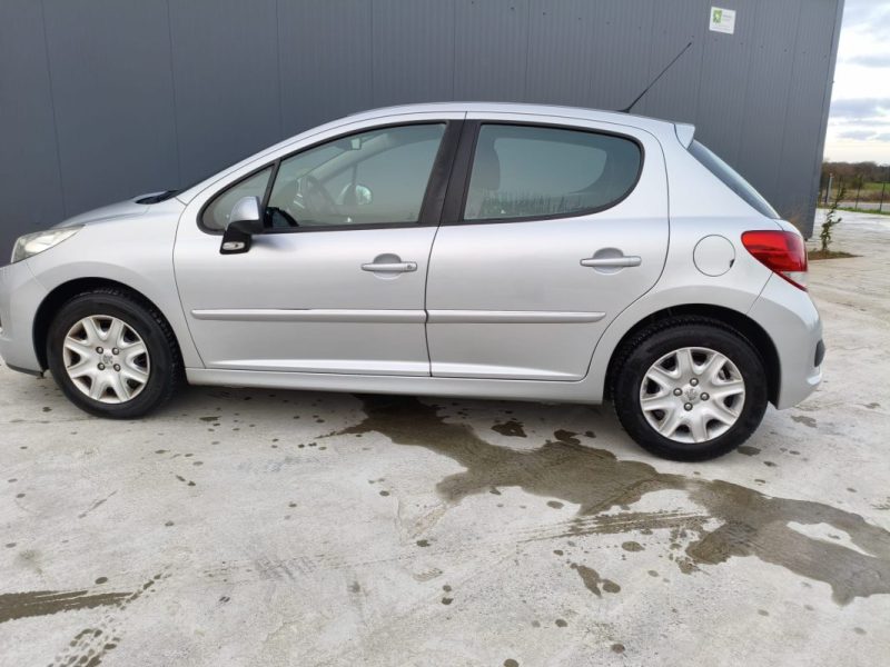 PEUGEOT 207 1.4 HDi 70 PREMIUM – SANS FAP – CLIM AUTO- REGULATEUR DE VITESSE – GARANTIE 12 MOIS