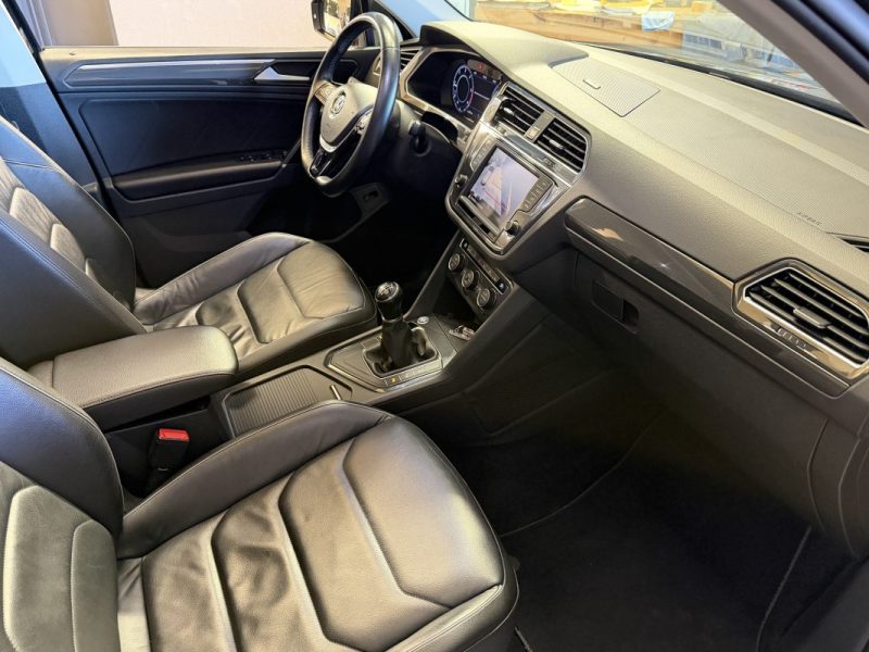 VOLKSWAGEN TIGUAN II 2.0 TDI 150cv R-LINE BLUEMOTION - SUIVIS VW - TOIT OUVRANT - SIEGES CHAUFFANTS 