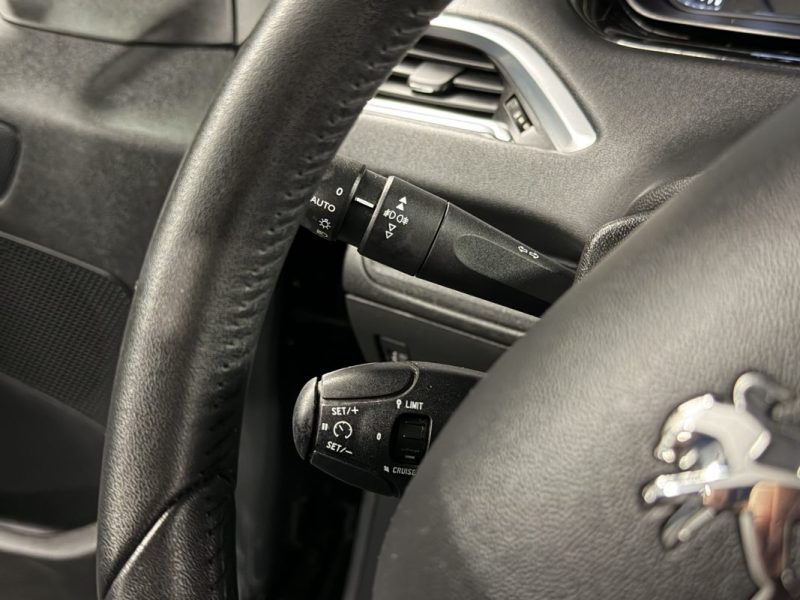 PEUGEOT 208 ALLURE 1.2 VTI 82 Cv 5 PORTES / 78 100 Kms CRIT AIR 1 - GARANTIE 1 AN