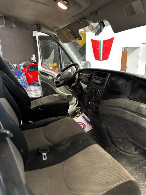 MAGNIFIQUE IVECO DAILY 7 PLACES BENNE BASCULANTE 146 CH (TVA RÉCUPÉRABLE)