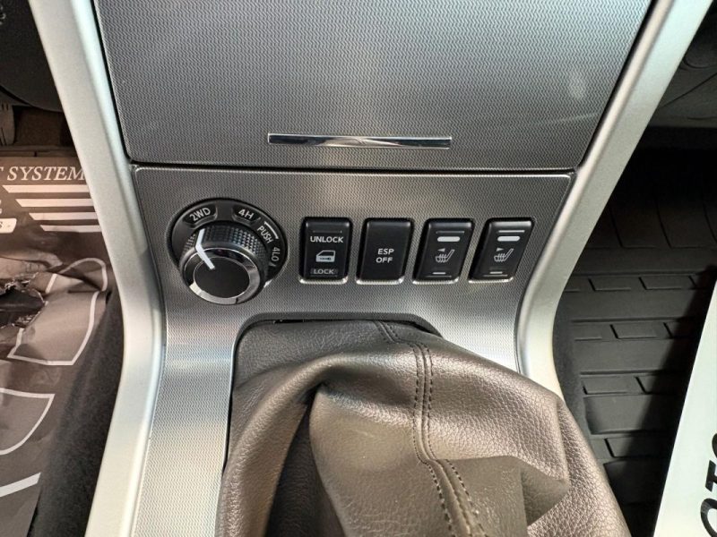 Nissan Navara 2.5 DCI 190ch 🚙 4x4 ✨ Caméra 🔙 Attelage 🔗 Reprise 🔄 Garantie 🛡️