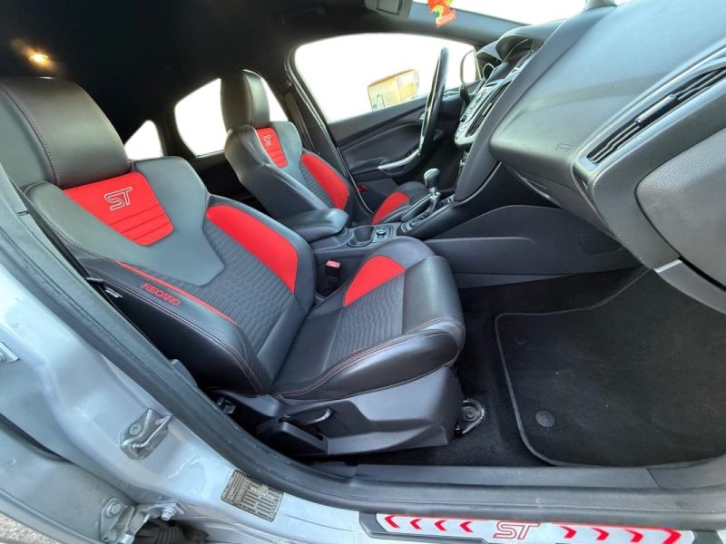 FORD  FOCUS ST 2.0i 250ch 2.Main