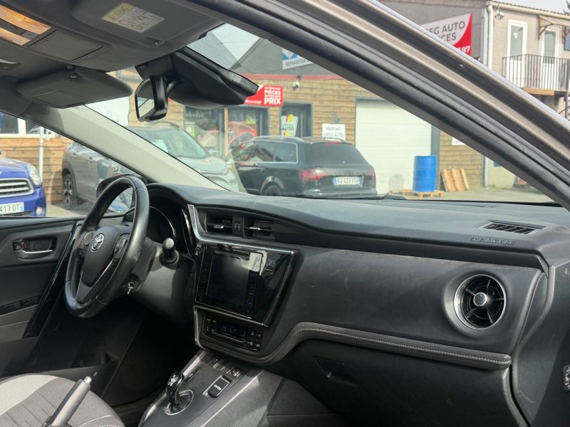 TOYOTA AURIS HSD 136H TENDANCE RC18 2018