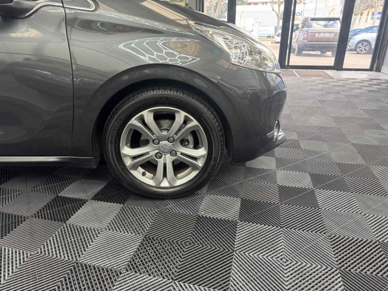 PEUGEOT 208 SEULEMENT 18000KM 1.6 VTI 120ch ALLURE 1ERE MAIN GARANTIE 12 MOIS HISTORIQUE COMPLET🇨🇵