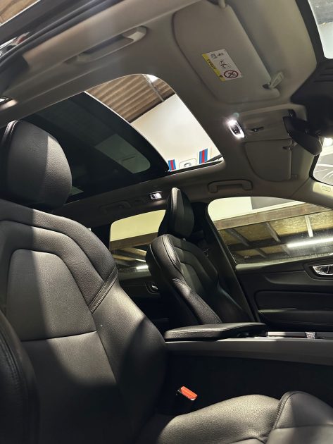 MAGNIFIQUE VOLVO XC60 MOMENTUM 303 CH + 87 CH  (TOIT OUVRANT PANORAMIQUE, HAYON ELECTRIQUE)