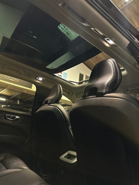 MAGNIFIQUE VOLVO XC60 MOMENTUM 303 CH + 87 CH  (TOIT OUVRANT PANORAMIQUE, HAYON ELECTRIQUE)