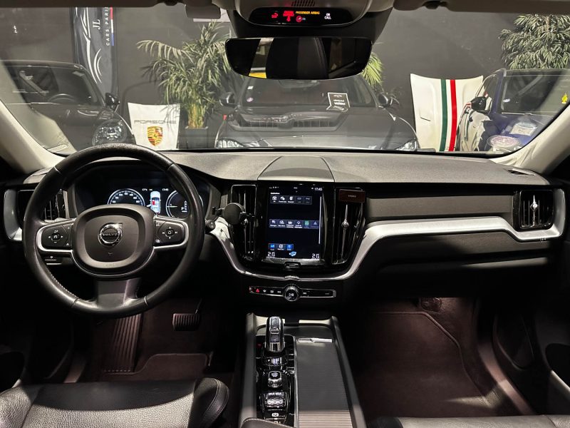 MAGNIFIQUE VOLVO XC60 MOMENTUM 303 CH + 87 CH  (TOIT OUVRANT PANORAMIQUE, HAYON ELECTRIQUE)