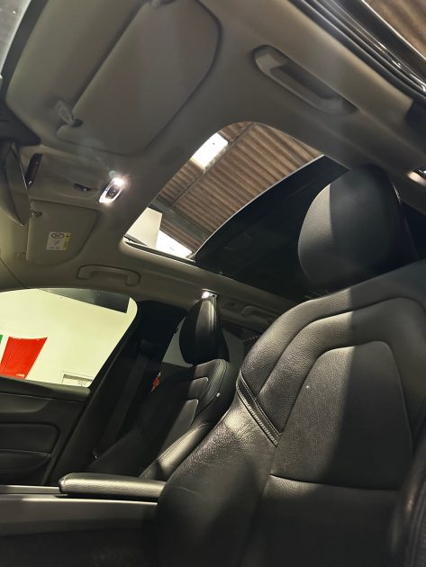MAGNIFIQUE VOLVO XC60 MOMENTUM 303 CH + 87 CH  (TOIT OUVRANT PANORAMIQUE, HAYON ELECTRIQUE)
