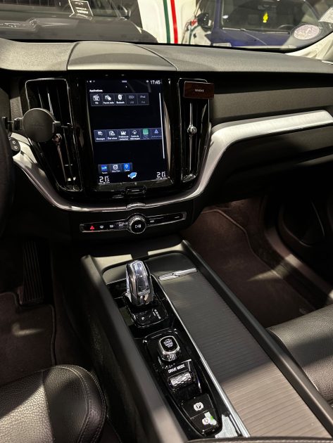 MAGNIFIQUE VOLVO XC60 MOMENTUM 303 CH + 87 CH  (TOIT OUVRANT PANORAMIQUE, HAYON ELECTRIQUE)