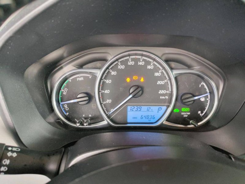 TOYOTA YARIS HYBRIDE 100cv FRANCE BUSINESS/1 ERE MAIN