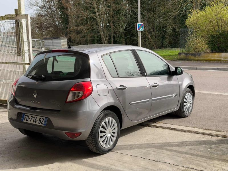 RENAULT CLIO 3 EXPRESSION TOMTOM 100CH