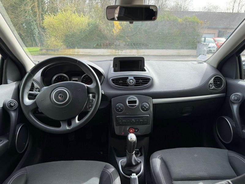 RENAULT CLIO 3 EXPRESSION TOMTOM 100CH