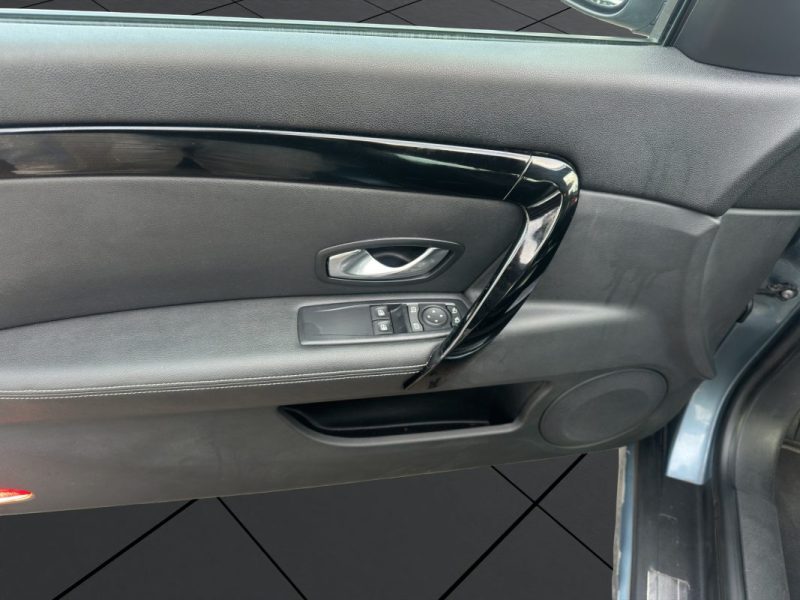 RENAULT LAGUNA III COUPE 2.0 DCI 150 INITIALE PARIS