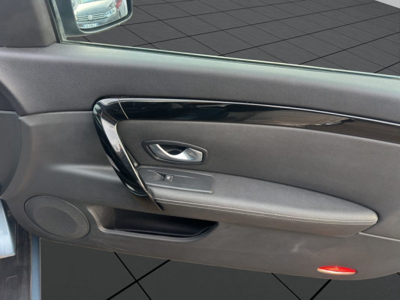RENAULT LAGUNA III COUPE 2.0 DCI 150 INITIALE PARIS