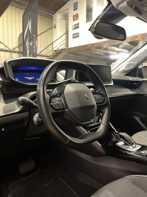 MAGNIFIQUE PEUGEOT 208 1.2 100CH BOITE AUTOMATIQUE EAT8-5 PORTES (APPLE CARPLAY, CAMÉRA DE RECUL, BL