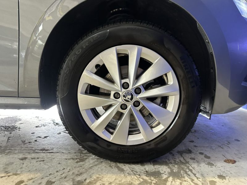 SKODA KAMIQ 1.0 TSI EVO 110 CH BVM 6 AMBITION / 1ER MAIN / CAR PLAY / 2023