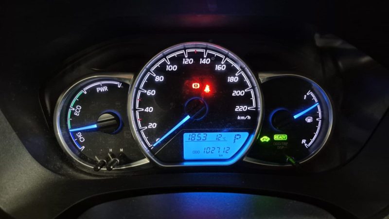 TOYOTA YARIS HYBRIDE 100cv FRANCE BUSINESS/1 ERE MAIN
