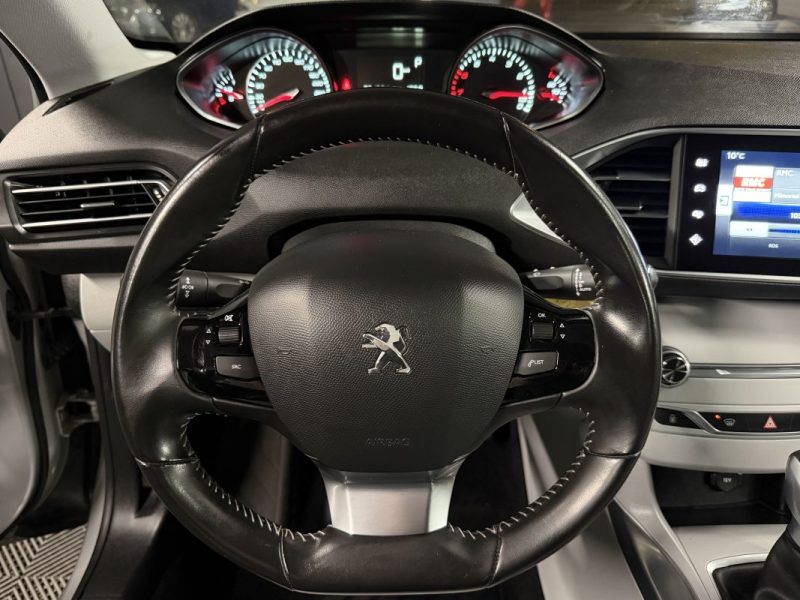 PEUGEOT 308 II ALLURE 1.2 130 Cv 1ERE MAIN 61 500 Kms TOIT PANORAMIQUE ATTELLAGE GPS - GARANTIE 1 AN
