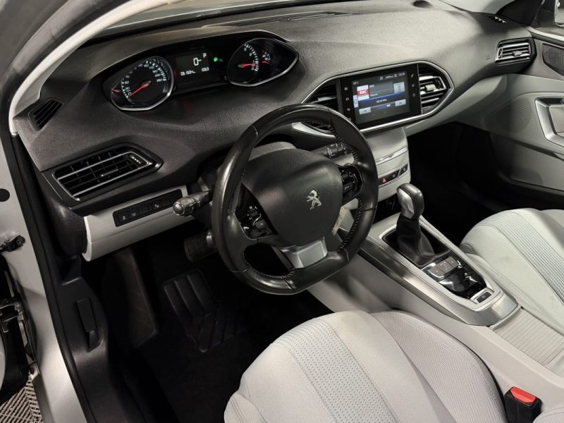 PEUGEOT 308 II ALLURE 1.2 130 Cv 1ERE MAIN 61 500 Kms TOIT PANORAMIQUE ATTELLAGE GPS - GARANTIE 1 AN