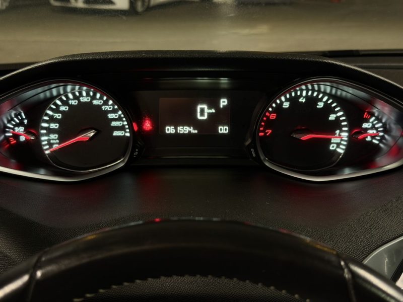 PEUGEOT 308 II ALLURE 1.2 130 Cv 1ERE MAIN 61 500 Kms TOIT PANORAMIQUE ATTELLAGE GPS - GARANTIE 1 AN