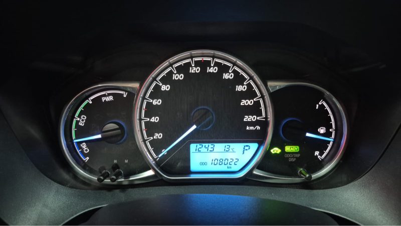 TOYOTA YARIS HYBRIDE 100cv FRANCE BUSINESS/1 ERE MAIN