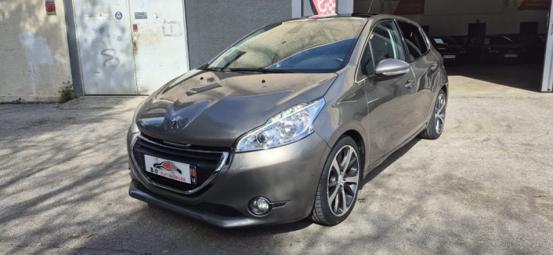 Peugeot 208 1.6 Blue-HDi 115ch Féline, *Toit pano*, *Clim auto*, *Cuir* 
