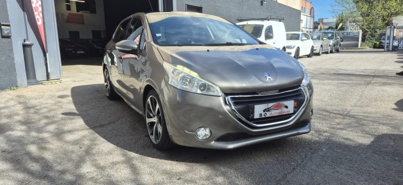Peugeot 208 1.6 Blue-HDi 115ch Féline, *Toit pano*, *Clim auto*, *Cuir* 