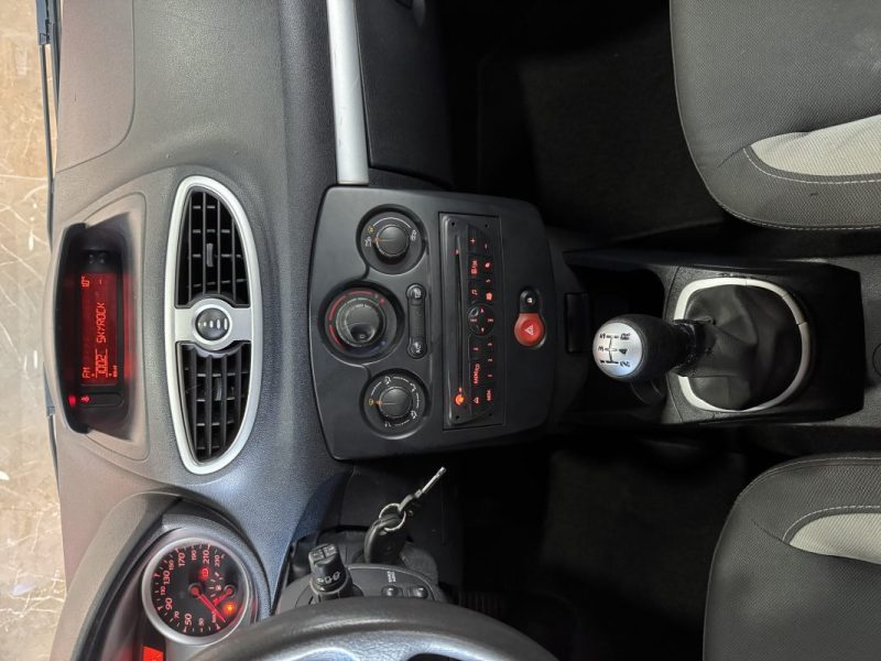 RENAULT CLIO III EXPRESSION CLIM 1.5DCI 70 2010