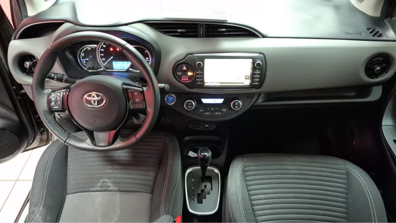 TOYOTA YARIS HYBRIDE 100cv FRANCE BUSINESS/1 ERE MAIN