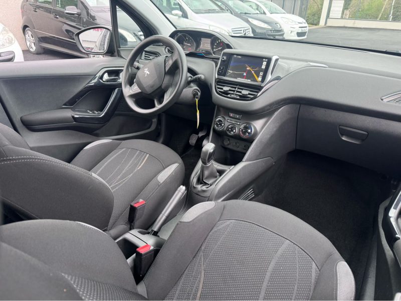 PEUGEOT 208 1.4 Hdi 70cv / GPS / 43 000KM / 5 PLACES