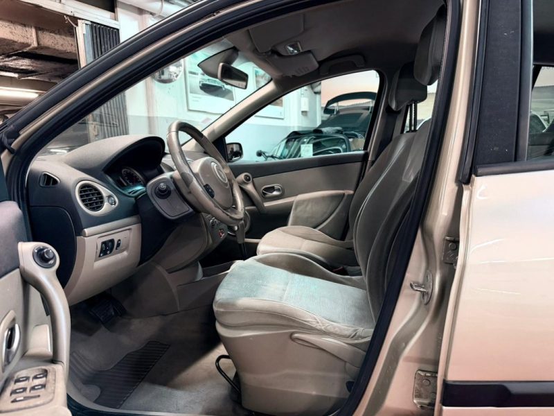 RENAULT Clio III 1.6 CONFORT DYNAMIQUE BOITE AUTO