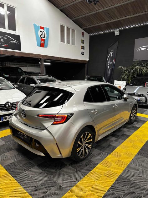 MAGNIFIQUE TOYOTA COROLLA DESIGN 1.8 122CH (APPLE CARPLAY, CAMÉRA DE RECUL, CLIMATISATION)