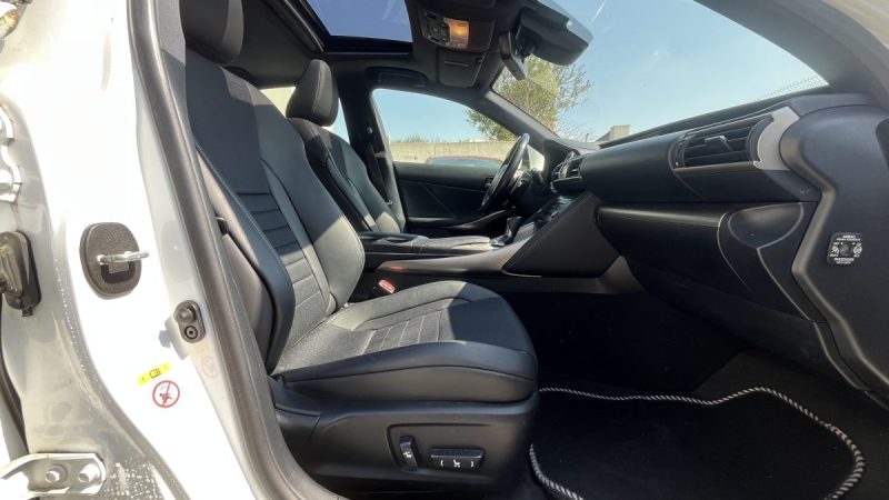 LEXUS IS 300H F SPORT TOIT OUVRANT 