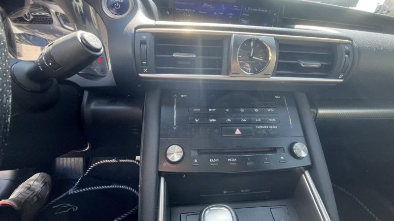 LEXUS IS 300H F SPORT TOIT OUVRANT 