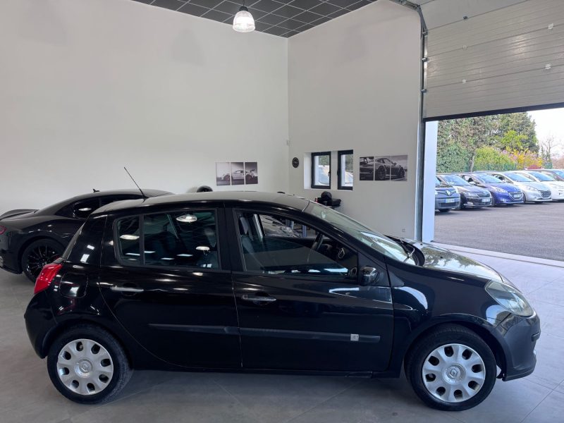 RENAULT CLIO III CONFORT DYNAMIQUE 1.4i 16V 100cv / 5 portes