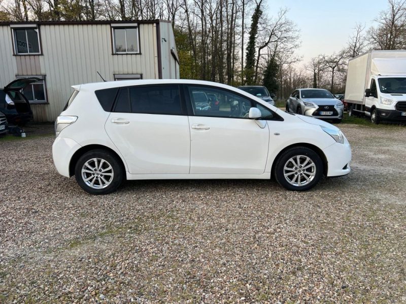 TOYOTA VERSO 126 D-4D Skyview