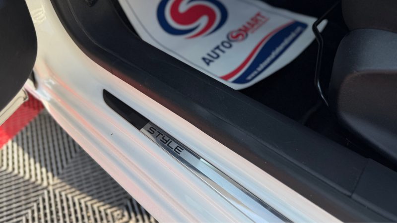 PEUGEOT 208 1.2 VTI 82 CV STYLE  5P 2014